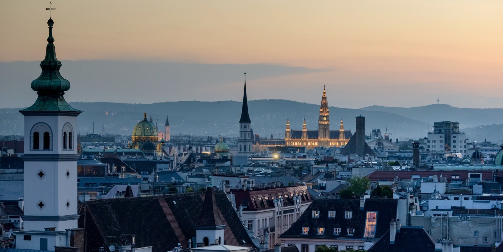 Wien mit Rathaus Blick über die Dächer von Wien in Richtung Rathaus bei Dämmerung