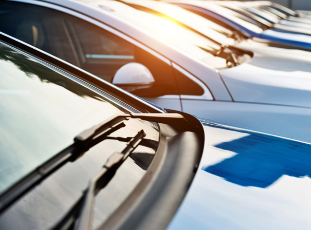 schräg parkende Autos mit Anisicht Windschutzscheibe und Motorhaube.