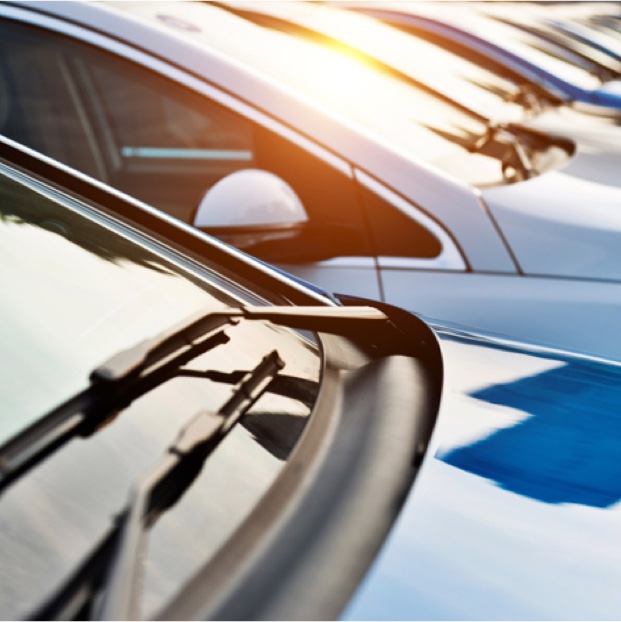 schräg parkende Autos mit Ansicht Windschutzscheibe und Motorhaube