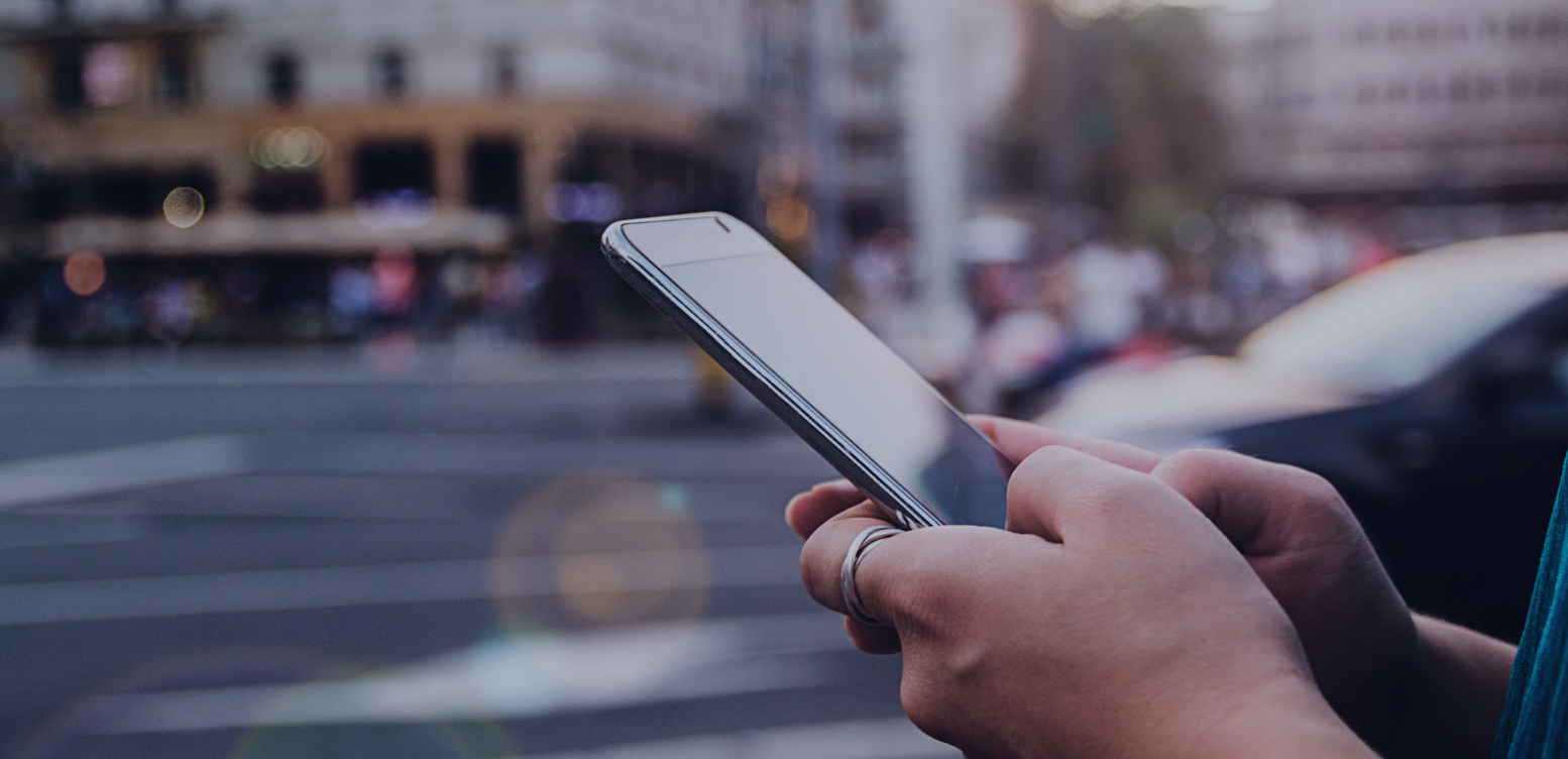 Frau mit Mobiltelefon in der Hand