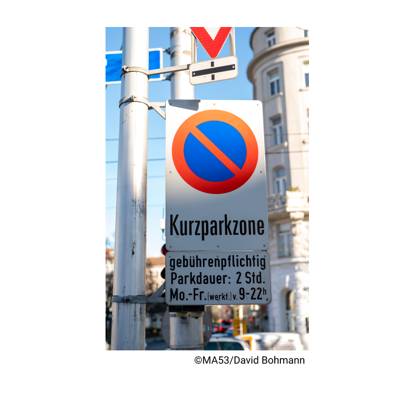 Verkehrsschild mit Parkinformationen zur flächendeckenden Kurzparkzone in Wien
