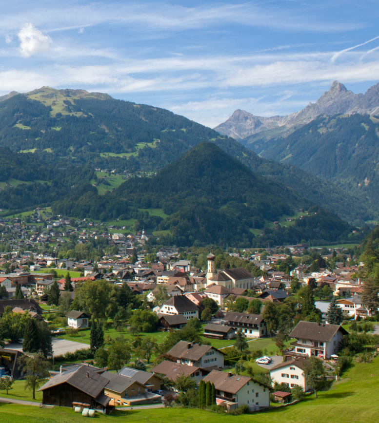 Foto der Marktgemeinde Schruns mit Berglandschaft im Hintergrund.