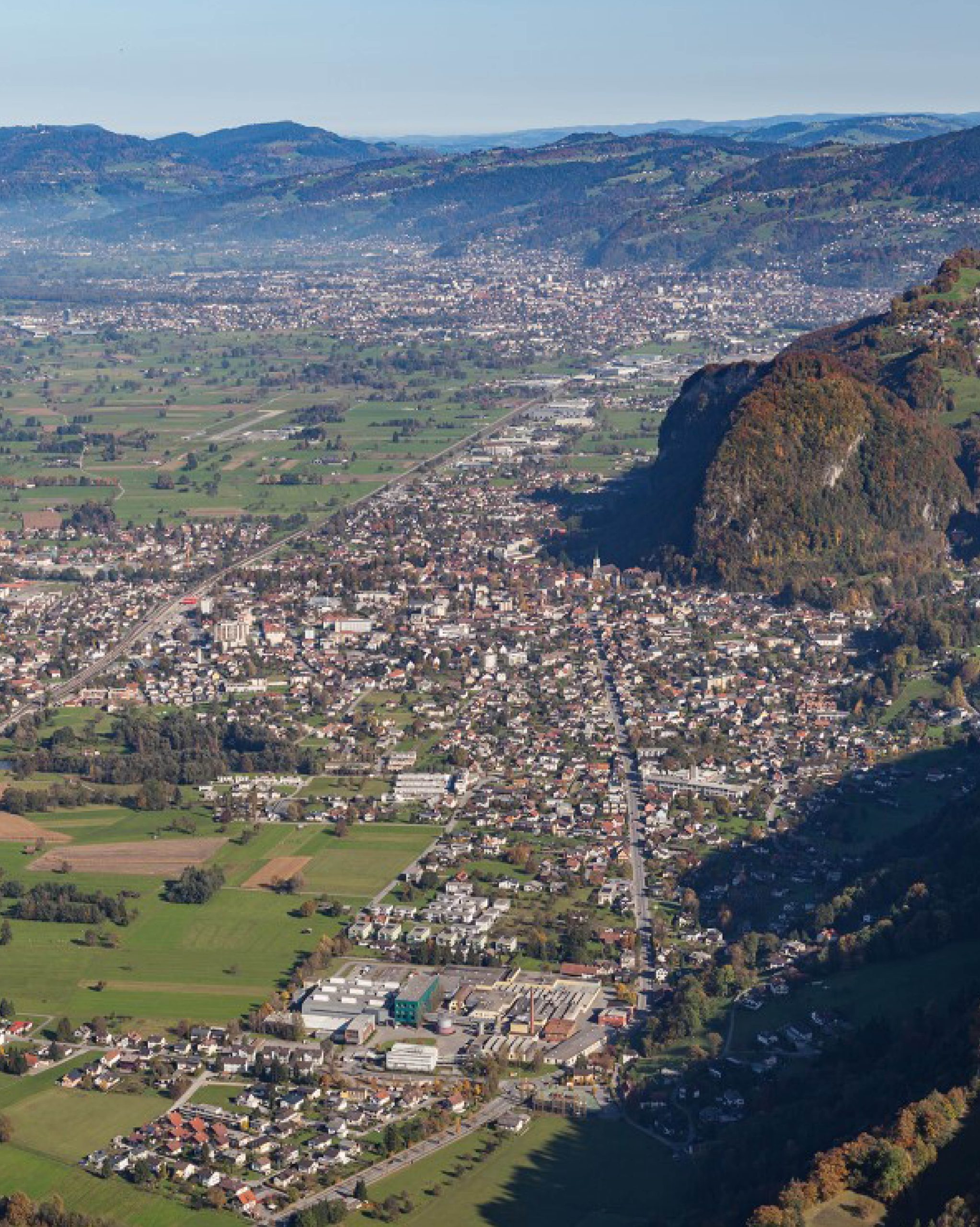 Foto der Stadt Hohenems aus Vogelperspektive