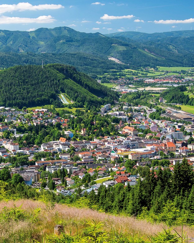 Ansicht von Mürzzuschlag in Vogelperspektive